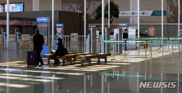 [인천공항=뉴시스]이윤청 기자 = 11일 오전 인천국제공항 제2터미널이 한산한 모습을 보이고 있다. 10일 인천공항공사에 따르면 전날 인천공항 이용객은 1만9716명으로 확인됐다. 이는 전년 같은 기간과 비교해 89.4% 줄어든 것이다. 2020.03.11. radiohead@newsis.com