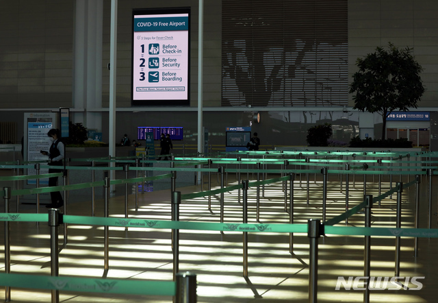 [인천공항=뉴시스]이윤청 기자 = 11일 오전 인천국제공항 제2터미널 탑승수속 창구가 한산한 모습을 보이고 있다. 10일 인천공항공사에 따르면 전날 인천공항 이용객은 1만9716명으로 확인됐다. 이는 전년 같은 기간과 비교해 89.4% 줄어든 것이다. 2020.03.11.&nbsp; radiohead@newsis.com