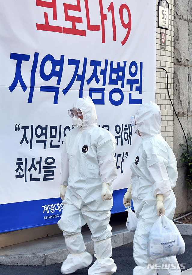 [대구=뉴시스] 이무열 기자 = 신종 코로나바이러스 감염증(코로나19) 지역거점병원인 11일 대구 중구 계명대학교 대구동산병원에서 근무 교대를 하기 위해 의료진이 병동으로 들어가고 있다. 2020.03.11.lmy@newsis.com