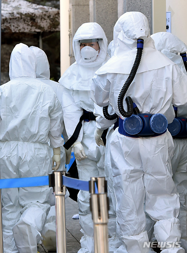 [대구=뉴시스] 이무열 기자 = 신종 코로나바이러스 감염증(코로나19) 지역거점병원인 11일 대구 중구 계명대학교 대구동산병원에서 근무 교대를 하기 위해 의료진이 병동으로 들어가고 있다. 2020.03.11.lmy@newsis.com