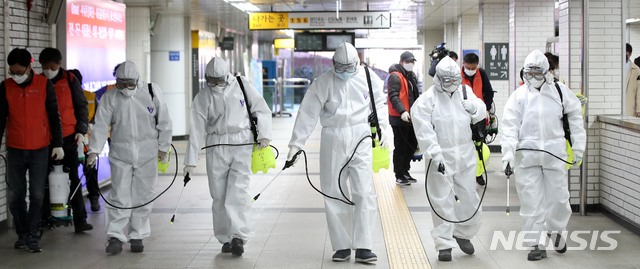 [서울=뉴시스]김선웅 기자 = 11일 다수의 코로나19 확진자가 발생한 구로 코리아빌딩 콜센터 인근인 서울 구로구 신도림역에서 서울교통공사가 방역작업을 진행하고 있다. 2020.03.11.&nbsp; mangusta@newsis.com