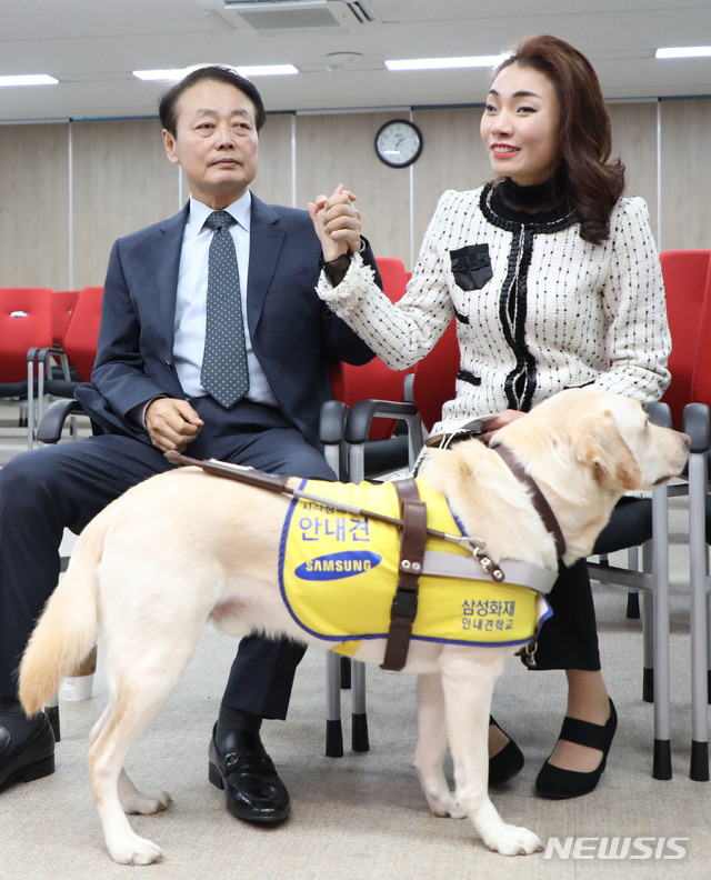 [서울=뉴시스] 김진아 기자 = 한선교 미래통합당 대표가 11일 서울 여의도 미래통합당 당사에서 미래한국당 제1차 영입인재 발표 및 환영식을 앞두고 영입인재인 김예지 시각장애인 피아니스트와 대화를 하고 있다. 2020.03.11. bluesoda@newsis.com