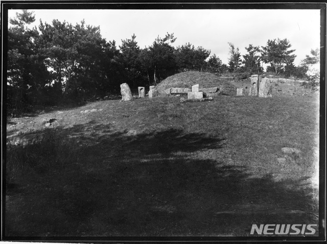 [서울=뉴시스] 1910년대에 촬영된 고려 12대 순종(順宗)의 성릉(成陵) 전경. 묘 앞에 조선후기에 세운 표지석이 반 토막 난 상태로 있었지만 현재는 이 마저도 없어졌다. (사진=국립중앙박물관) 2020.03.14. photo@newsis.com(* 위 사진은 재배포, 재판매, DB 및 활용을 금지합니다.)