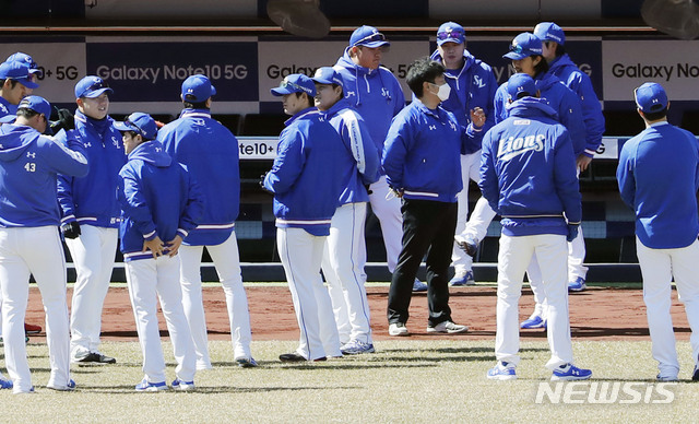 [대구=뉴시스] 최동준 기자 = 일본 오키나와 스프링캠프에서 귀국한 삼성 라이온즈 선수들이 11일 대구 수성구 삼성라이온즈파크에서 훈련을 재개하고 있다. 2020.03.11.&nbsp; photocdj@newsis.com