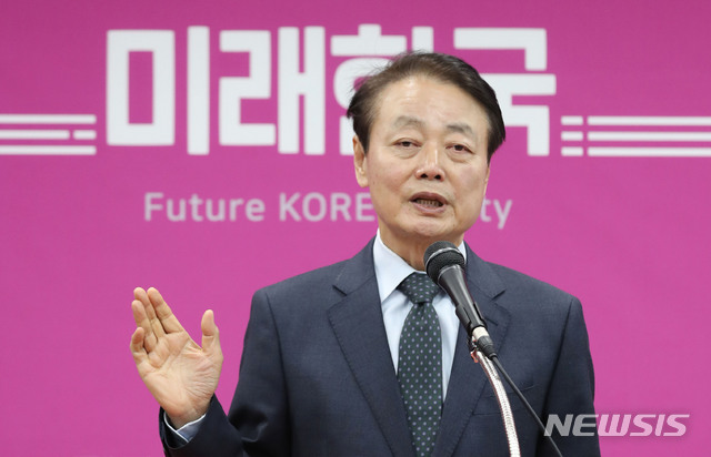 [서울=뉴시스] 김진아 기자 = 한선교 미래통합당 대표가 11일 서울 여의도 미래통합당 당사에서 열린 미래한국당 제1차 영입인재 발표 및 환영식 후 취재진의 질문에 답하고 있다. 2020.03.11.&nbsp; bluesoda@newsis.com