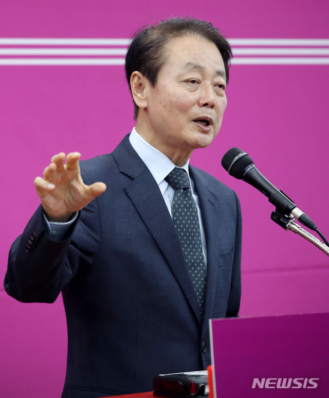 [서울=뉴시스] 김진아 기자 = 한선교 미래통합당 대표가 11일 서울 여의도 미래통합당 당사에서 열린 미래한국당 제1차 영입인재 발표 및 환영식 후 취재진의 질문에 답하고 있다. 2020.03.11.&nbsp; bluesoda@newsis.com