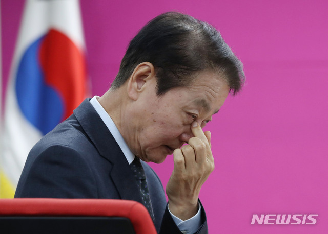 [서울=뉴시스] 김진아 기자 = 한선교 미래통합당 대표가 11일 서울 여의도 미래통합당 당사에서 열린 미래한국당 제1차 영입인재 발표 및 환영식에서 얼굴을 만지고 있다. 2020.03.11.&nbsp; bluesoda@newsis.com