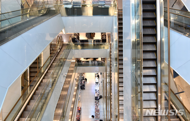 [수원=뉴시스] 김종택 기자 = 신종 코로나바이러스 감염증(코로나19) 여파로 외부 활동을 자제하려는 분위기가 확산되면서11일 오후 경기 수원시 한 백화점이 한산한 모습을 보이고 있다. 2020.03.11. semail3778@naver.com