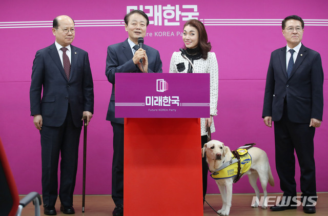 [서울=뉴시스] 김진아 기자 = 한선교 미래통합당 대표가 11일 서울 여의도 미래통합당 당사에서 열린 미래한국당 제1차 영입인재 발표 및 환영식에서 영입인재인 김예지 시각장애인 피아니스트를 소개하고 있다. 2020.03.11. bluesoda@newsis.com