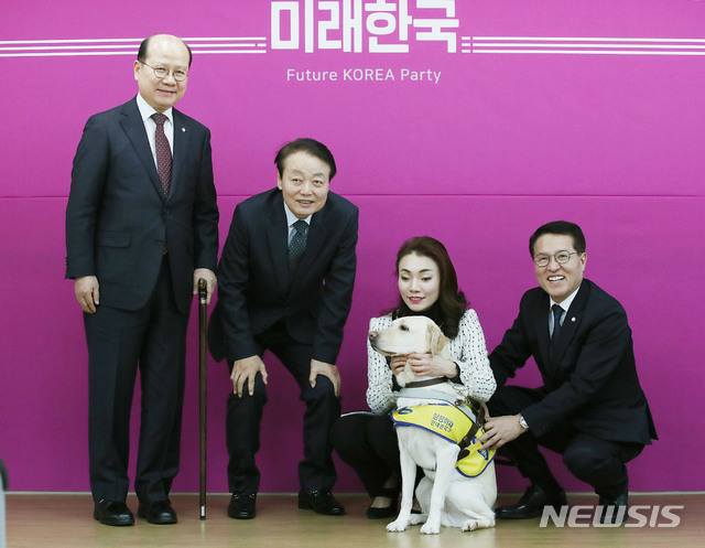 [서울=뉴시스] 김진아 기자 = 한선교 미래통합당 대표가 11일 서울 여의도 미래통합당 당사에서 열린 미래한국당 제1차 영입인재 발표 및 환영식에서 영입인재인 김예지 시각장애인 피아니스트를 비롯한 참석 의원들과 기념촬영을 하고 있다. 왼쪽부터 이종명 의원, 한 대표, 김예지 피아니스트, 정운천 의원. 2020.03.11.    bluesoda@newsis.com