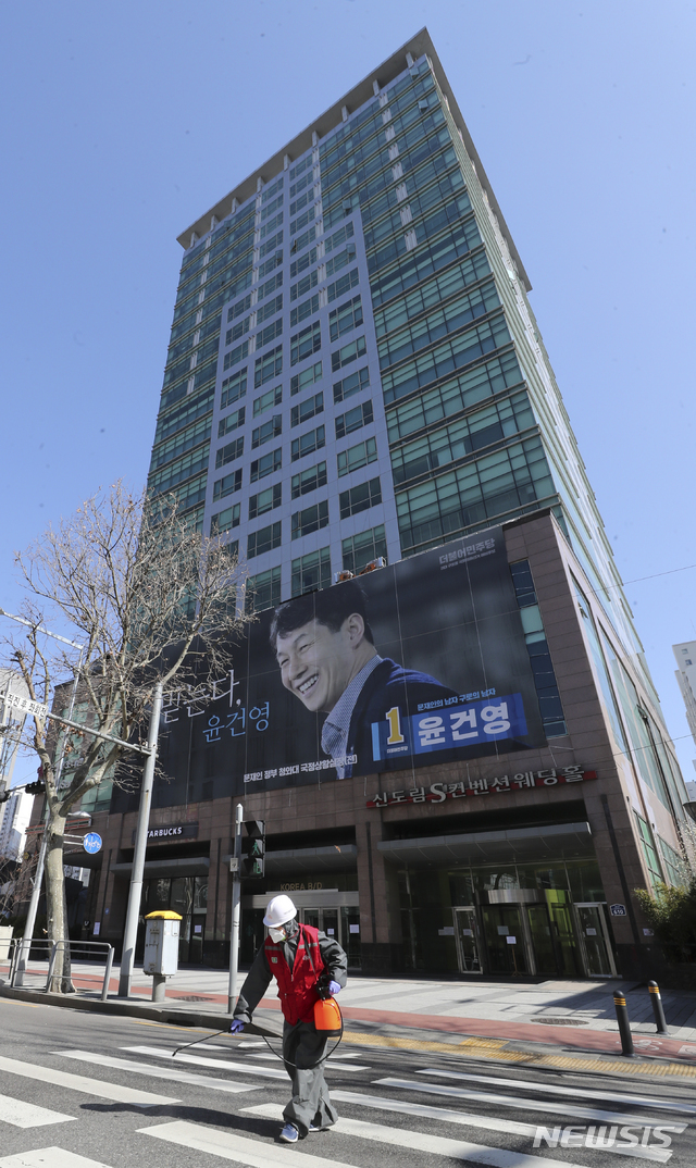 [서울=뉴시스]최진석 기자 = 구로구시설관리공단 관계자가 11일 신종 코로나바이러스 감염증(코로나19) 확진판정을 받은 구로 콜센터 근무자들의 사무실이 위치한 서울 구로구 코리아 빌딩 앞 버스정류장에서 방역작업을 하고 있다. 2020.03.11.&nbsp; myjs@newsis.com