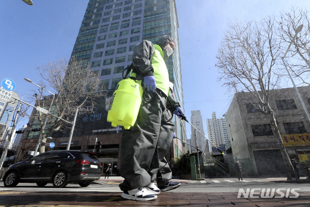 [서울=뉴시스]최진석 기자 = 구로구시설관리공단 관계자들이 11일 신종 코로나바이러스 감염증(코로나19) 확진판정을 받은 구로 콜센터 근무자들의 사무실이 위치한 서울 구로구 코리아 빌딩 앞 버스정류장에서 방역작업을 하고 있다. 2020.03.11.    myjs@newsis.com