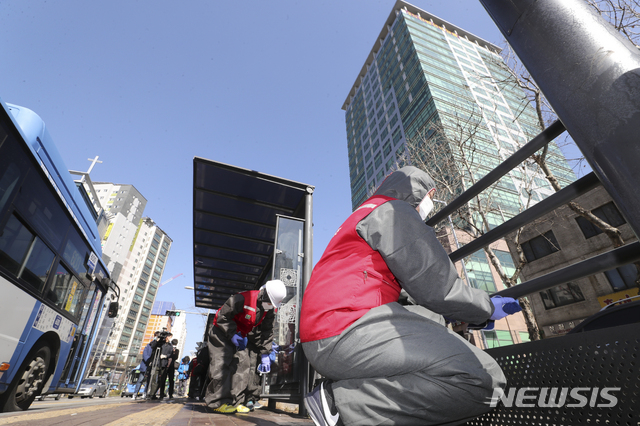 [서울=뉴시스]최진석 기자 = 구로구시설관리공단 관계자들이 11일 신종 코로나바이러스 감염증(코로나19) 확진판정을 받은 구로 콜센터 근무자들의 사무실이 위치한 서울 구로구 코리아 빌딩 앞 버스정류장에서 방역작업을 하고 있다. 2020.03.11.    myjs@newsis.com