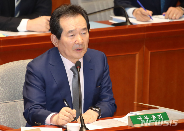 [서울=뉴시스]김명원 기자 = 정세균 국무총리가 11일 서울 여의도 국회 예산결산위원회에서 2020년도 제1회 추가경정예산안 등을 안건으로 열린 전체회의에서 의원들의 질의에 답하고 있다. 2020.03.11.&nbsp; kmx1105@newsis.com