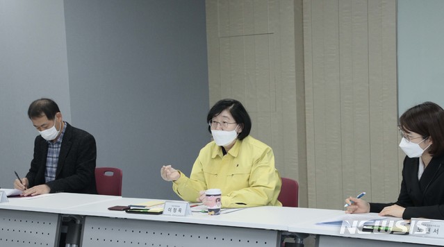 [서울=뉴시스]이정옥 여성가족부장관이 지난 3월11일 오후 서울 마포구에 위치한 다누리콜센터를 방문해 신종 코로나바이러스 감염증(코로나19) 관련 다문화가족 대상 다국어 정보 제공 강화와 콜센터 상담원의 집단 감염 예방을 위한 감염 예방 수칙 준수 등 철저한 방역을 당부하고 있다. (사진=여성가족부 제공) 2020.03.11.photo@newsis.com