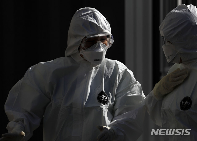 [대구=뉴시스] 최동준 기자 = 의료진들이 11일 대구 중구 계명대학교 동산의료원 신종 코로나바이러스 감염증(코로나19) 치료 음압병동 근무에 투입되며 대화하고 있다. 2020.03.11.&nbsp; photocdj@newsis.com