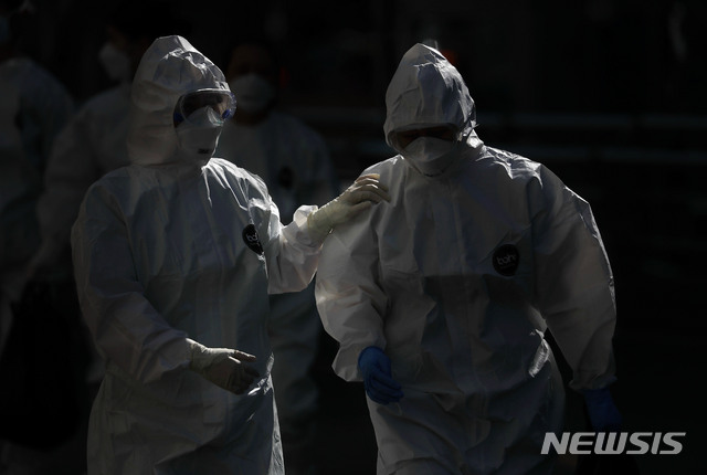 [대구=뉴시스] 최동준 기자 = 의료진들이 11일 대구 중구 계명대학교 동산의료원 신종 코로나바이러스 감염증(코로나19) 치료 음압병동 근무에 투입되고 있다. 2020.03.11.&nbsp; photocdj@newsis.com