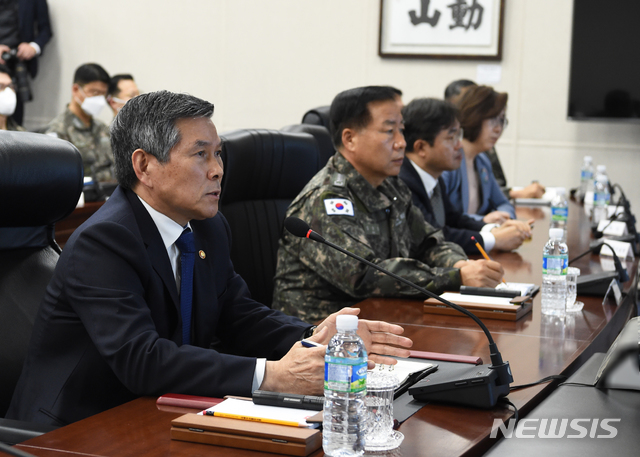 [서울=뉴시스]정경두 국방부 장관이 11일 경남 창원시 해군잠수함사령부를 방문해 지휘통제실에서 해군 주요 작전지휘관들과 화상회의를 하고 있다. (사진=국방부 제공) 2020.03.11.photo@newsis.com