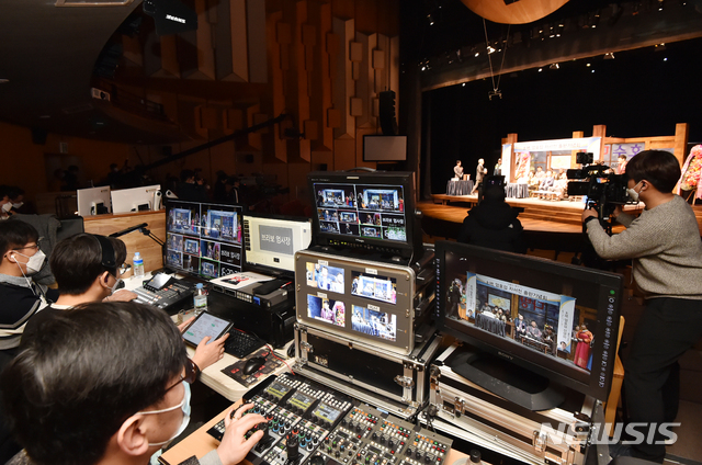 [수원=뉴시스] 김종택 기자 = 신종 코로나바이러스 감염증(코로나19) 여파로 문화공연들이 취소되자 11일 오후 경기 수원시 팔달구 경기문화의전당에서 '무관중 생중계' 연극공연 리허설이 진행되고 있다.경기도문화의전당은 '코로나19' 확산으로 관객의 안전을 고려해 공연을 취소.연기 했지만 관객과의 약속을 지키기 위해 무관중 생중계 공연을 결정했다. 2020.03.11.semail3778@naver.com