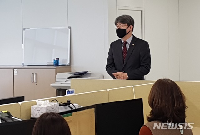 [서울=뉴시스] 조수정 기자 = 강신욱 통계청장이 신종 코로나 바이러스 감염증(코로나19) 감염예방을 위해 11일 대전시 서구 통계청 행정자료실을 찾아 근무환경을 점검하고 있다. 강 청장은 재택근무를 앞두고 있는 내검요원들에게 정확한 경제통계 작성에 차질 없도록 업무에 임해줄 것을 당부했다. (사진=통계청 제공) 2020.03.11. photo@newsis.com