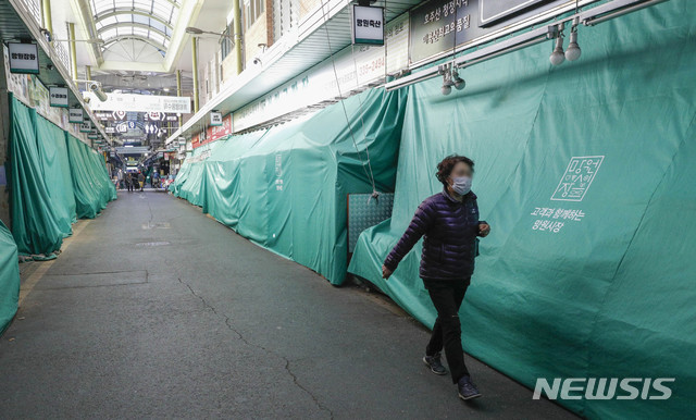 [서울=뉴시스] 박민석 기자 = 11일 오후 신종 코로나바이러스 감염증(코로나19) 확진자가 다녀간 것으로 확인돼 임시 휴업에 들어간 서울 마포구 망원시장 점포들이 닫혀 있다. 2020.03.11. mspark@newsis.com