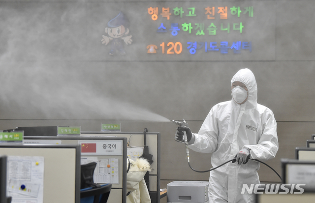 [수원=뉴시스] 김종택 기자 = 11일 오후 경기 수원시 팔달구 경기도청 콜센터에서 신종 코로나바이러스 감염증(코로나19) 확산 예방을 위해 방역업체 관계자들이 소독을 하고 있다.&nbsp; 정부는 이날 콜센터 등 밀집사업장에서의 '코로나19' 집단감염을 방지하기위해 고위험 사업장 공통 감염관리 가이드라인을 제시했다. 2020.03.11. semail3778@naver.com