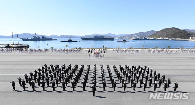 [서울=뉴시스] 조수정 기자 = 11일 경남 창원시 해군사관학교 연병장에서 열린 제74기 해군사관생도 임관식에서 해군·해병대 신임 장교들이 국방부장관을 향해 경례하고 있다.&nbsp; (사진=해군 제공) 2020.03.11. photo@newsis.com