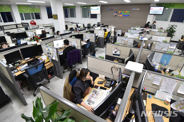 [수원=뉴시스] 김종택 기자 = 11일 오후 경기 수원시 팔달구 경기도청 콜센터에서 직원들이 신종 코로나바이러스 감염증(코로나19) 확산 예방을 위해 한 자리씩 거리를 두고 앉아 업무를 보고 있다. 2020.03.11.semail3778@naver.com