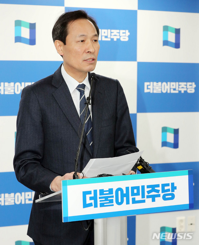 [서울=뉴시스] 장세영 기자 = 우상호 더불어민주당 비례대표공천관리위원장이 11일 서울 여의도 민주당 중앙당사에서 비례후보자 중 국민공천심사단 통과자를 발표하고 있다. 2020.03.11. photothink@newsis.com