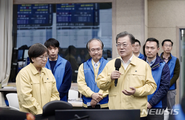 [서울=뉴시스]문재인 대통령이 11일 충북 청주시 질병관리본부 긴급상황실을 방문해 신종 코로나바이러스감염증(코로나19) 대응에 분투 중인 직원들을 격려하고 있다.(사진=청와대 제공) 2020.03.11&nbsp; photo@newsis.com