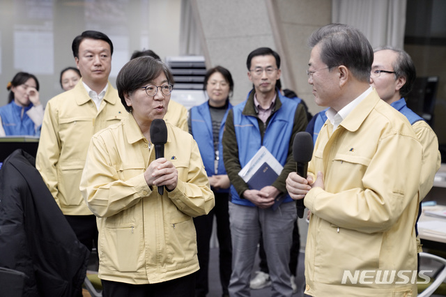 [서울=뉴시스]문재인 대통령이 지난 3월 11일 충북 청주시 질병관리본부 긴급상황실을 방문해 신종 코로나바이러스감염증(코로나19) 대응에 분투 중인 정은경 본부장을 비롯한 직원들을 격려하고 있다. (사진=청와대 제공) 2020.03.11 photo@newsis.com