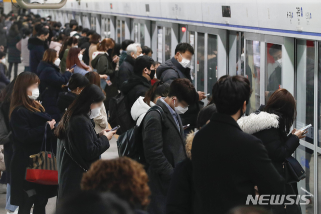 [서울=뉴시스] 박민석 기자 = 마스크를 착용한 시민들이 11일 오후 신종 코로나바이러스 감염증(코로나19) 집단 감염이 발생한 서울 구로구 콜센터 인근의 서울 지하철 1호선 구로역 승강장에서 지하철을 기다리고 있다. 2020.03.11&nbsp; mspark@newsis.com 