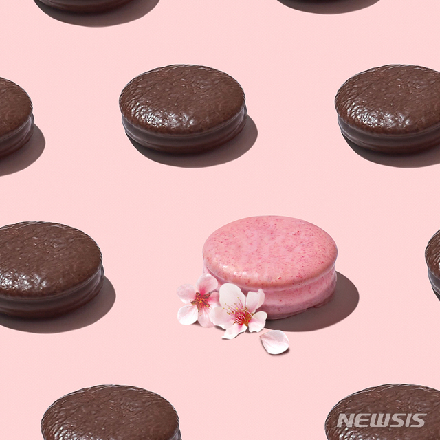 [서울=뉴시스]오리온 봄 한정판 '초코파이情 딸기블라썸'과 일반 제픔