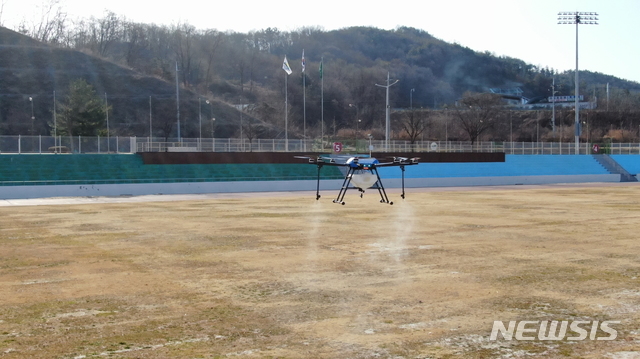 [예산=뉴시스] 예산군이 드론을 활용 코로나19 방역을 실시하고 있다. 