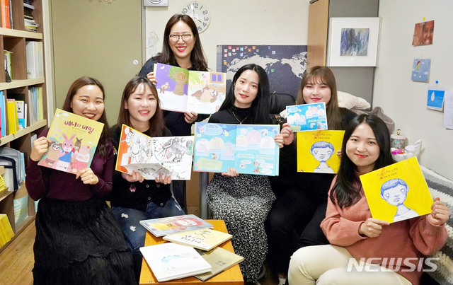 [광주=뉴시스] 송창헌 기자 = 손 씻기 등 개인위생의 중요성을 강조한 그림책을 5개국 언어로 제작한 호남대학교 간호학과 동아리 'ODA가다' 회원들이 12일 책을 펼쳐든 채 환한 표정을 짓고 있다. (사진=호남대 제공) 2020.03.12 photo@newsis.com