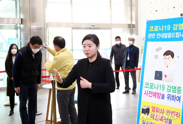 [대전=뉴시스] 유성구수어통역센터 소속 안초록 청각장애수어통역사가 유성구청 1층 로비에서 진행된 코로나19 대응 수어동영상 제작에 출연하고 있다.