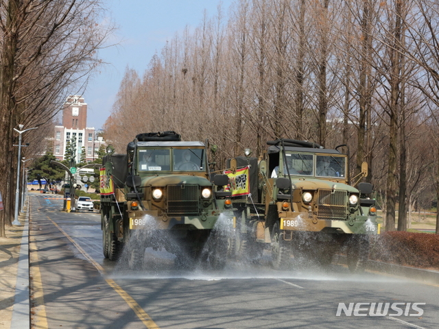 [광주=뉴시스] 송창헌 기자 = 전남대 코로나19 방역에 투입된 군부대.