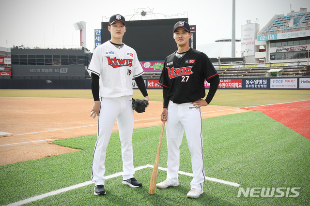 [서울=뉴시스] 프로야구 KT 위즈의 새로운 유니폼. (사진 = KT 위즈 제공)