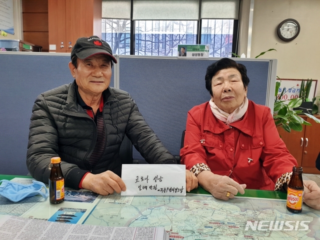 [익산=뉴시스] 강명수 기자 =전북 익산시는 신종 코로나바이러스 감염증(코로나19) 여파 극복을 위한 행복한 나눔이 계속되고 있다고 12일 밝혔다. 사진은 부송동 부송동 주공9단지아파트 경로당 회원들이 삼성동 행정복지센터에 성금을 기탁하는 모습이다. (사진 =익산시 제공) 2020.03.12.photo@newsis.com