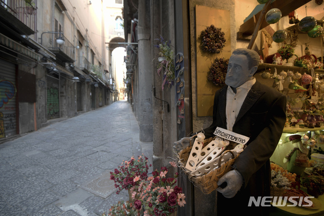 [나폴리=AP/뉴시스] 이탈리아 나폴리의 유명 상점 거리가 텅 비어있다. 이탈리아 보건당국은 12일(현지시간) 오후 6시 기준 전국 누적 확진자 수가 전날보다 2313명(22.8%) 늘어난 1만2462명이 됐다고 발표했다. 비율로 따지면 전날 보다 22.8%가 급증한 셈이다. 2020.3.12. 