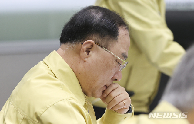 [서울=뉴시스]최진석 기자 = 홍남기 경제부총리 겸 기획재정부 장관이 12일 오전 서울 종로구 정부서울청사 중앙재난안전상황실 서울상황센터에서 열린 '코로나19 대응 중대본 회의'에 참석해 고민하고 있다. 2020.03.12.&nbsp; myjs@newsis.com 
