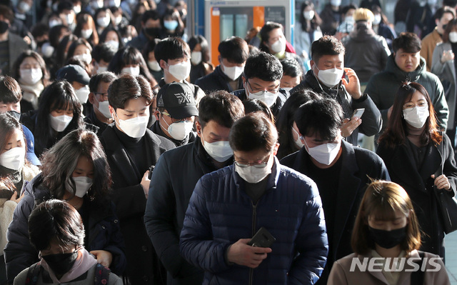 [서울=뉴시스]김선웅 기자 = 12일 코로나19 집단 감염이 발생한 구로 코리아빌딩 콜센터 인근인 서울 구로구 신도림역에서 마스크를 쓴 시민들이 출근을 서두르고 있다. 2020.03.12. mangusta@newsis.com