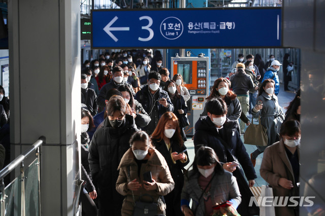[서울=뉴시스]김선웅 기자 = 12일 코로나19 집단 감염이 발생한 구로 코리아빌딩 콜센터 인근인 서울 구로구 신도림역에서 마스크를 쓴 시민들이 출근을 서두르고 있다. 2020.03.12.&nbsp; mangusta@newsis.com