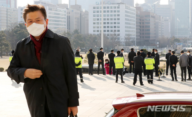 [서울=뉴시스] 장세영 기자 = 황교안 미래통합당 대표가 12일 서울 여의도 국회 계단에서 공천무효를 외치는 '미래통합당 부당공천 반대모임'의 미래통합당 국회의원 예비후보들의 앞을 지나고 있다. 2020.03.12.&nbsp; photothink@newsis.com