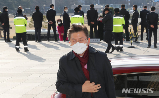 [서울=뉴시스] 장세영 기자 = 황교안 미래통합당 대표가 12일 서울 여의도 국회 계단에서 공천무효를 외치는 '미래통합당 부당공천 반대모임'의 미래통합당 국회의원 예비후보들의 앞을 지나고 있다. 2020.03.12.&nbsp; photothink@newsis.com