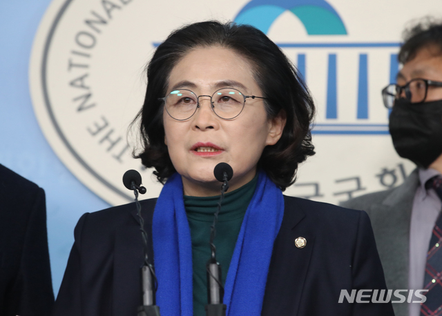 [서울=뉴시스]김명원 기자 = 자신의 지역구인 서울 성북갑 경선에서 탈락한 유승희 더불어민주당 의원이 지난 12일 국회에서 경선부정의혹 진상규명 및 재검표 또는 재경선 실시 촉구 기자회견을 하고 있다. 2020.03.12. kmx1105@newsis.com