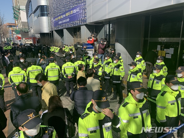 [대구=뉴시스] 이무열 기자 = 대구 신천지교회에 대한 행정조사(역학조사)가 예정된 12일 오전 대구 남구 신천지 대구교회에는 경찰병력이 배치돼 있다. 2020.03.12.  lmy@newsis.com