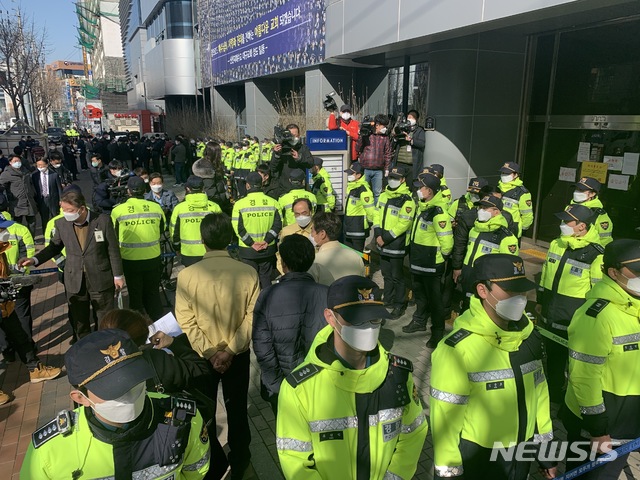 [대구=뉴시스] 코로나19 유행 1년차였던 지난 2020년 코로나19 집단감염이 발생한 대구 신천지교회에 대한 행정조사(역학조사)를 앞둔 지난 2020년 3월12일 오전 대구 남구 신천지 대구교회에는 경찰병력이 배치돼 있다. (사진=뉴시스 DB) 2023.03.30. photo@newsis.com