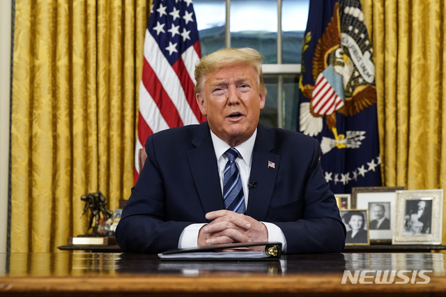[워싱턴=AP/뉴시스]도널드 트럼프 미국 대통령이 11일(현지시간) 백악관 집무실에서 신종 코로나바이러스 감염증(코로나19)과 관련해 대국민 연설을 하고 있다. 트럼프 대통령은 이날 "한국과 중국의 코로나19 상황이 개선되고 있다"고 평가하며 "한국과 중국에 취한 여행경보를 조기에 해제할 수 있는지 재평가하겠다"고 말했다. 2020.03.12. 