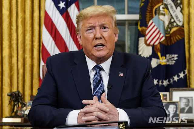 [워싱턴=AP/뉴시스]11일(현지시간) 도널드 트럼프 미국 대통령이 신종 코로나바이러스 감염증(코로나19)과 관련해 백악관 집무실에서 대국민 연설을 하고 있다. 2020.03.12. 